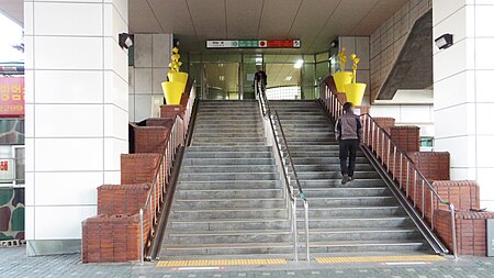 Seoul metro 335 Oksu station entrance 3 20181122 170102