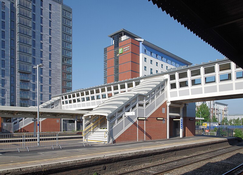 File:Slough railway station MMB 08.jpg