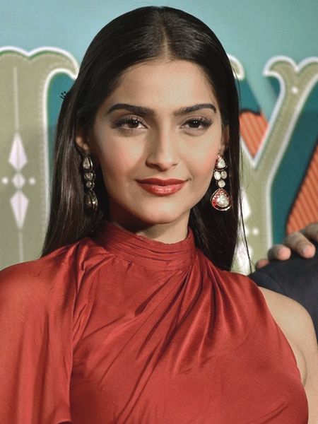 File:Sonam Kapoor at the Trailer Launch of 'Dolly ki Doli'.jpg