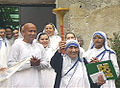 Maica Tereza ținând „Torța Păcii”