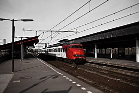 Ein Mat ’64-Zug passiert den Bahnhof (2010).