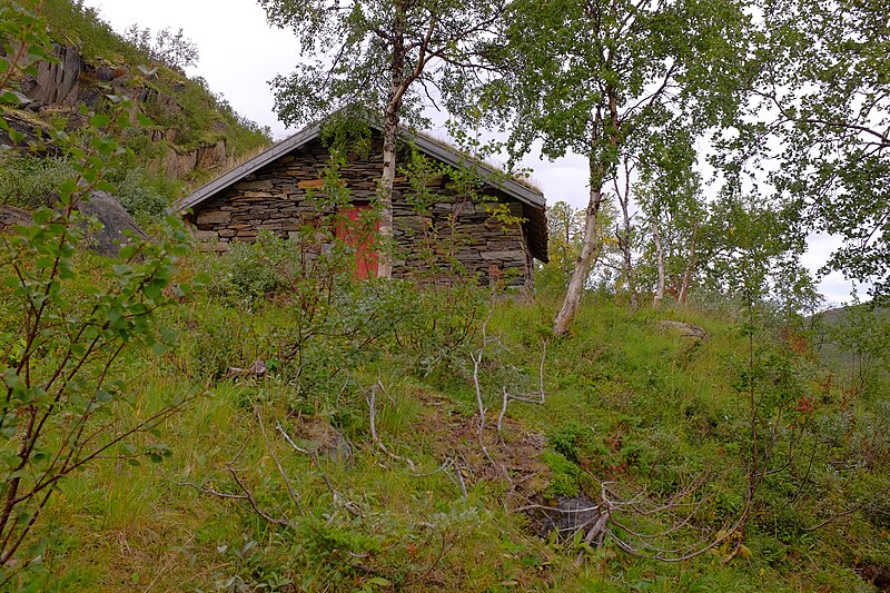 File:Stone hut in Bjøllådalen just north of Krukkistua.jpg