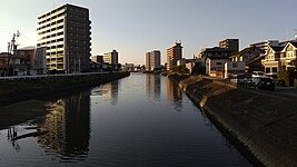 須恵川、原田橋より北西の眺望、左：原田二丁目、右：松島一丁目[注釈 4]