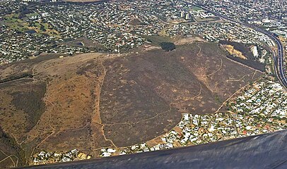 Aerial view: the Plattekloof and Welgemoed (above) suburbs flank the reserve, while the N1 highway skirts the hill's southern limit.