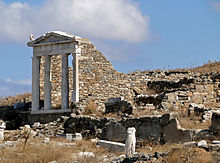 foto di un tempio in rovina.