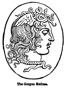 La Gorgona Medusa mostrada de perfil, con la cara vuelta a la derecha y la mirada mirando hacia el suelo.  Tiene el pelo rizado, con varias serpientes, así como pequeñas alas por encima de las orejas.