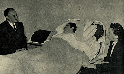Јосип Броз Тито и Зденка Кидрич у посети Борису Кидричу у болници, 1953.