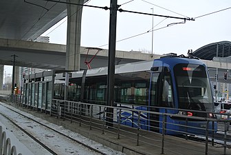 東延線通車前在渾南實驗小學站進行測試的瀋撫段SF002號列車