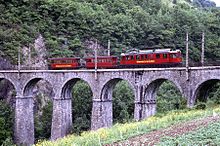 Le « petit train de la Mure » sur le viaduc de Vaulx.