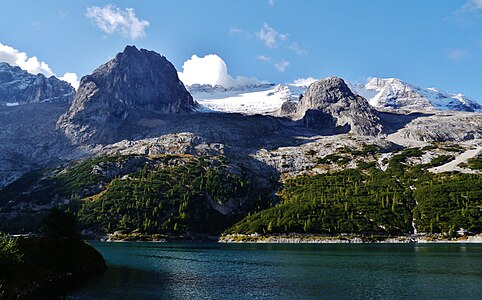 mit Sasso delle Dodici, dem "D"-Felsen der Undicigrat links im Foto