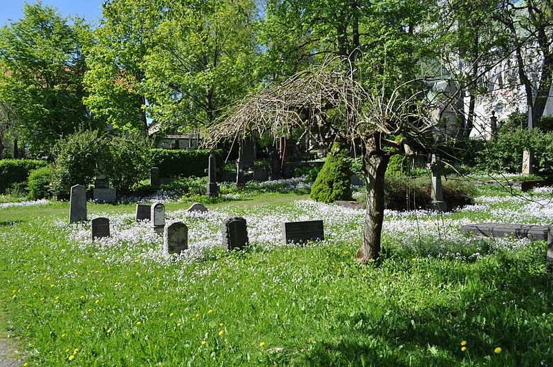 File:Trondheim - cemtery near Nidaros Cathedral 05.jpg