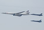 Två MiG-31:or flyger i formation tillsammans med en Tupolev Tu-160.