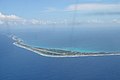 Photographie aérienne de Fongafale, avec l'aéroport international de Funafuti.