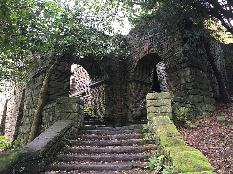 File:Two archways, Rivington Gardens.jpg