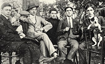 Ion Vinea (celui qui tient le chiot), et d'autres figures du cercle Simbolul: Tristan Tzara, Marcel Janco, Jules Janco, Poldi Chapier (1912)