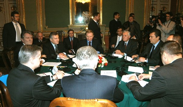 Round table talks with Ukrainian and foreign representatives during the Orange Revolution on 1 December in Kyiv.