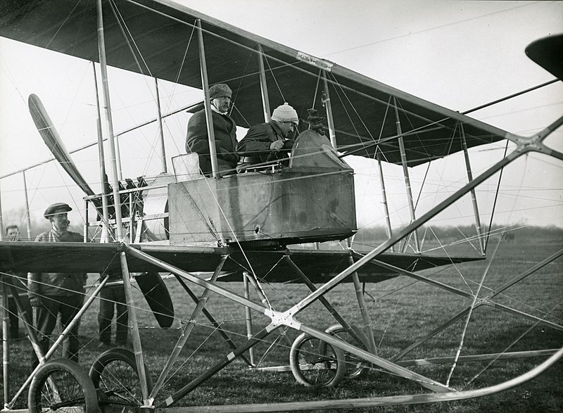 File:Ulrik Birch i en Maurice-Farman maskine, 1913.jpg