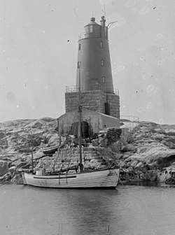 Unidentified lighthouse on the coast of Norway (5664266676) (cropped).jpg