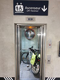 Vélo dans ascenseur, gare de Vichy.jpg