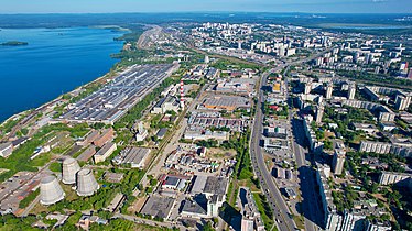 Вид с высоты на север, улица в центре снимка