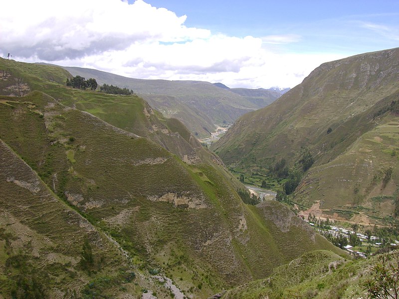 File:Valle del río Vizcarra.jpg