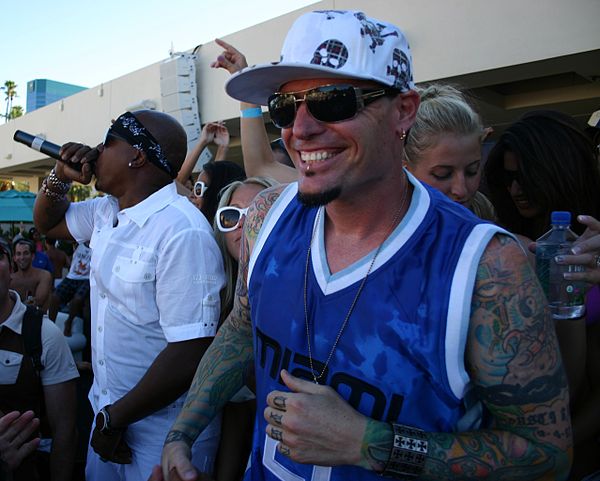 MC Hammer performing with Vanilla Ice in July 2009, who were both described as early pop rap artists for blending rap music with catchy hooks.