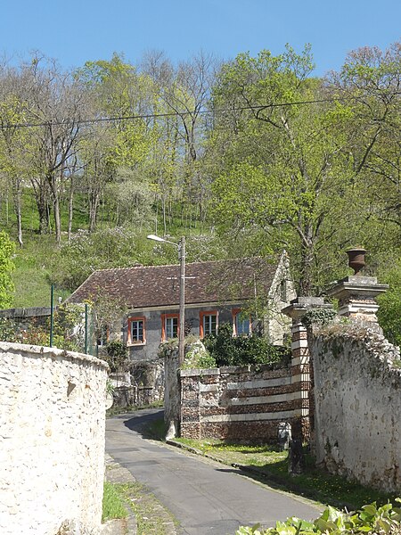 File:Vaux-sur-Seine (78), chemin du château 2.JPG