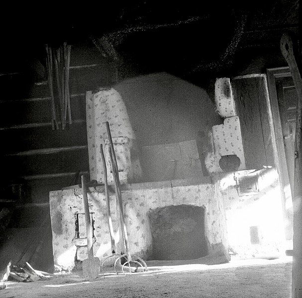 File:Večja lesena hiša, stara 60 let, Cvelbar Anton, Zameško 15. Ognjišče v gornji hiši 1952.jpg