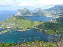 Von einer Anhöhe aus aufgenommenes Foto einer Küstenlandschaft mit Buchten, Stränden und Erhebungen