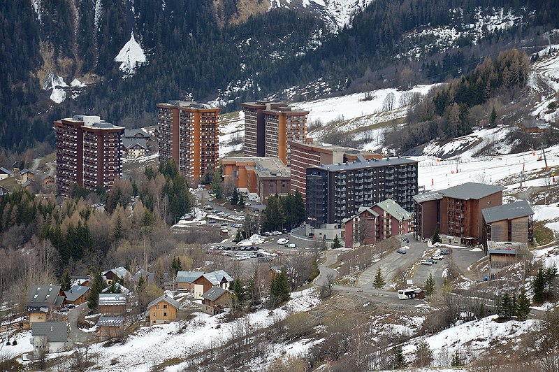 File:View of Le Corbier from La Toussuire, close-up, 2023.jpg