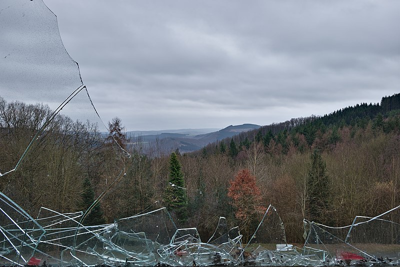 File:View through a broken window from a room in Sanatorium du Basil, Stoumont, Belgium (DSCF3542,DSCF3545).jpg