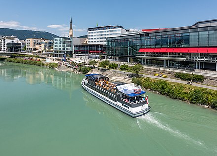 Un Barco de pasajeros en el Río Drava en Austria