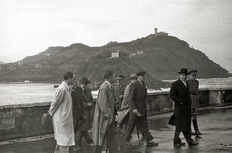 File:Visita de diferentes autoridades a San Sebastián, entre ellas se encuentran Tomás Garicano Goñi (gobernador civil de Gipuzkoa) y Avelino Elorriaga Zabala (presidente de la Diputación de... (3 de 10) - Fondo Marín-Kutxa Fototeka.jpg