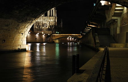 Tập_tin:Vue_de_la_cathédrale_Notre-Dame_de_Paris_sous_le_pont_Saint-Michel.jpg