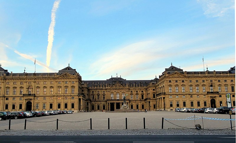 File:WÜ Residenz Abend.jpg