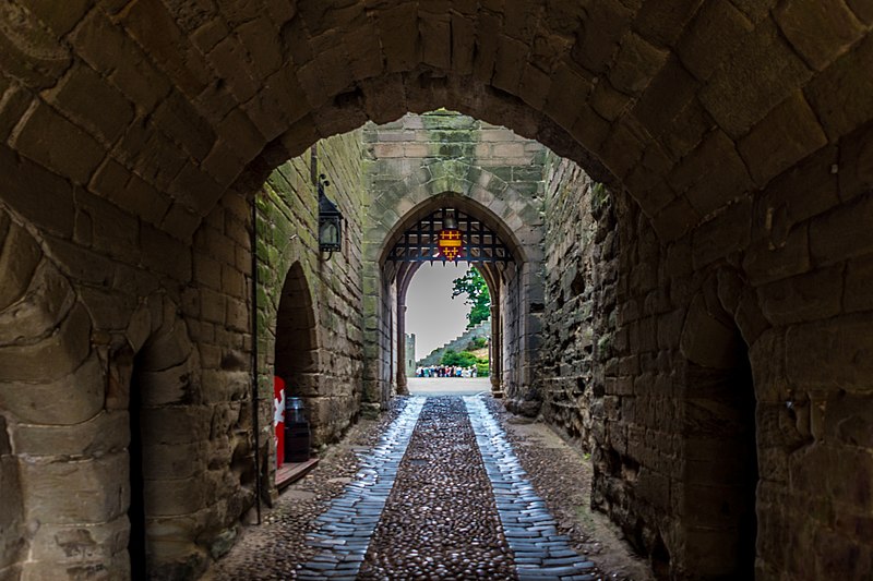 File:Warwick Castle - 19828300655.jpg