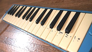 Yamaha Pianica P-32D details.jpg