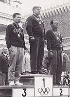 הקלע אלכסיי גושצ'ין (במרכז) עם מדליית הזהב בה זכה ברומא