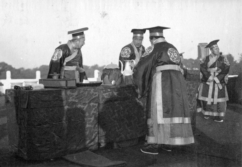 File:Yuan Shikai at winter solstice ceremony, 1914.jpg