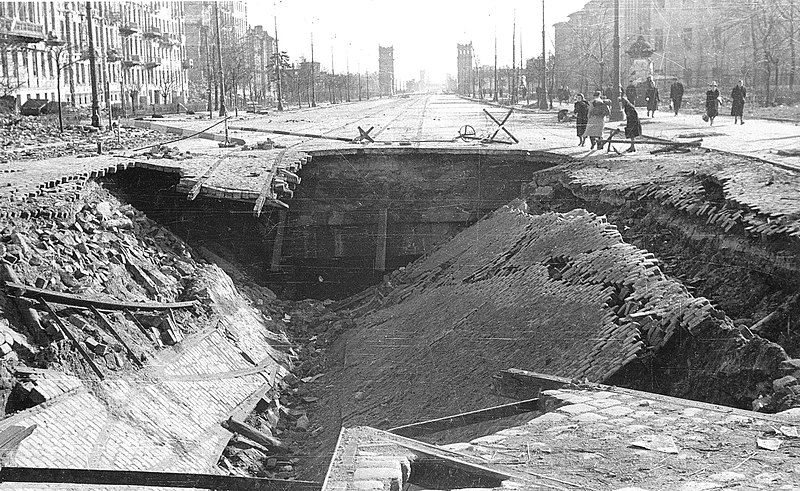 File:Zniszczony tunel kolei średnicowej pod Alejami Jerozolimskimi 1945.jpg