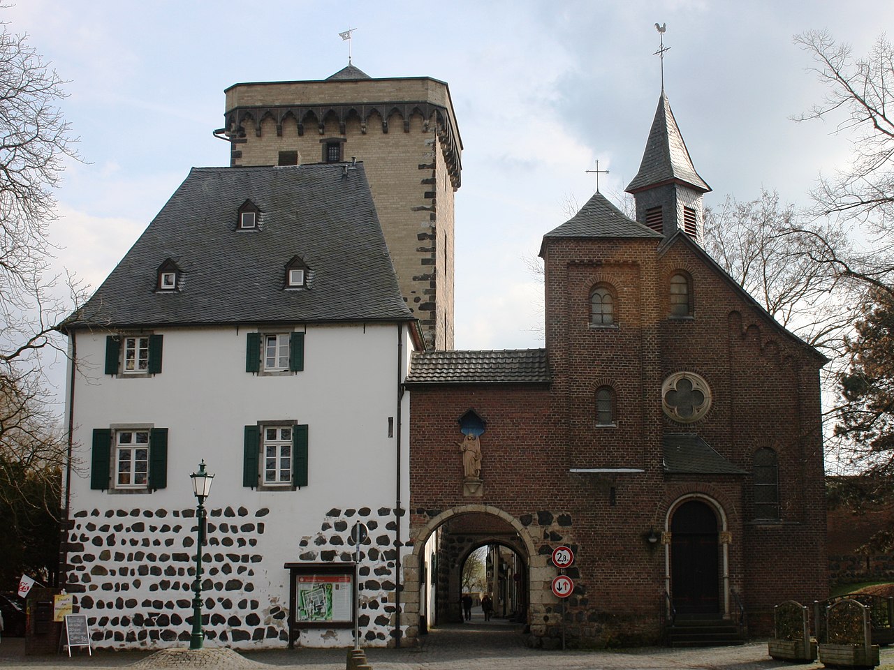 Rheintor mit Zollturm im Nordosten