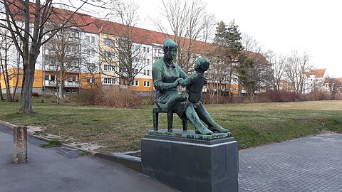 Mutter und Kind, neben Hochhaus Marienthaler Str. 40 in Zwickau