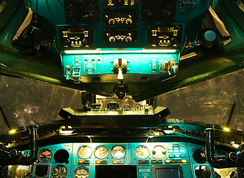 File:"Aeroflot" Tu-154m RA-85665. Cockpit. (4093207856).jpg