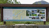 Informasjonstavle med turistinformasjon om «Åkrafjorden Landskapspark» i Etne og Kvinnherad kommuner i Sunnhordland[5] Foto: 2020
