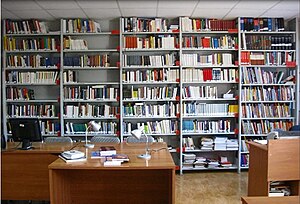 Bücherregale in der Österreich-Bibliothek Tiflis