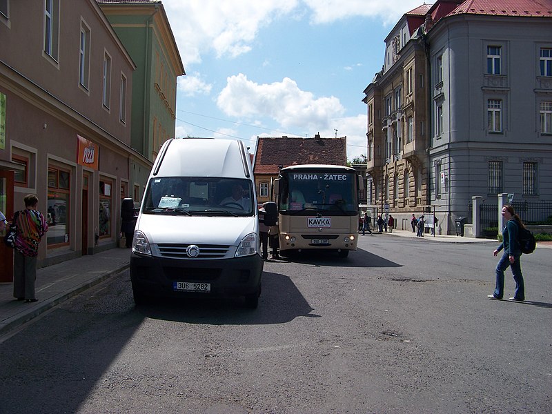 File:Žatec, autobusové nádraží, autobusy na výstupu.jpg