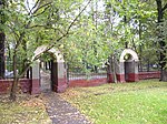 Ограда с воротами по периметру ансамбля