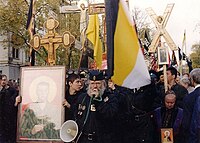 Organisationen vid en procession i Moskva, Ryssland 2003 och organisationens grundare, Leonid Simonovitj-Niksjitj (mitten med högtalaren).