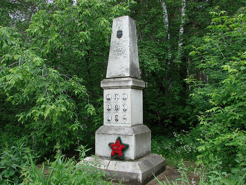 File:Памятник дятловцам на Михайловском кладбище.jpg