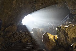 Turistická trasa poblíž jednoho z východů z jeskyně